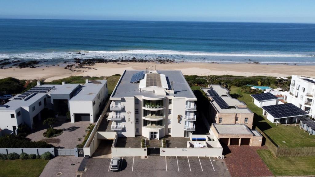 eine Luftansicht eines Gebäudes neben einem Strand in der Unterkunft Central Beach Stay Ultimate Holiday Spot in Jeffreys Bay