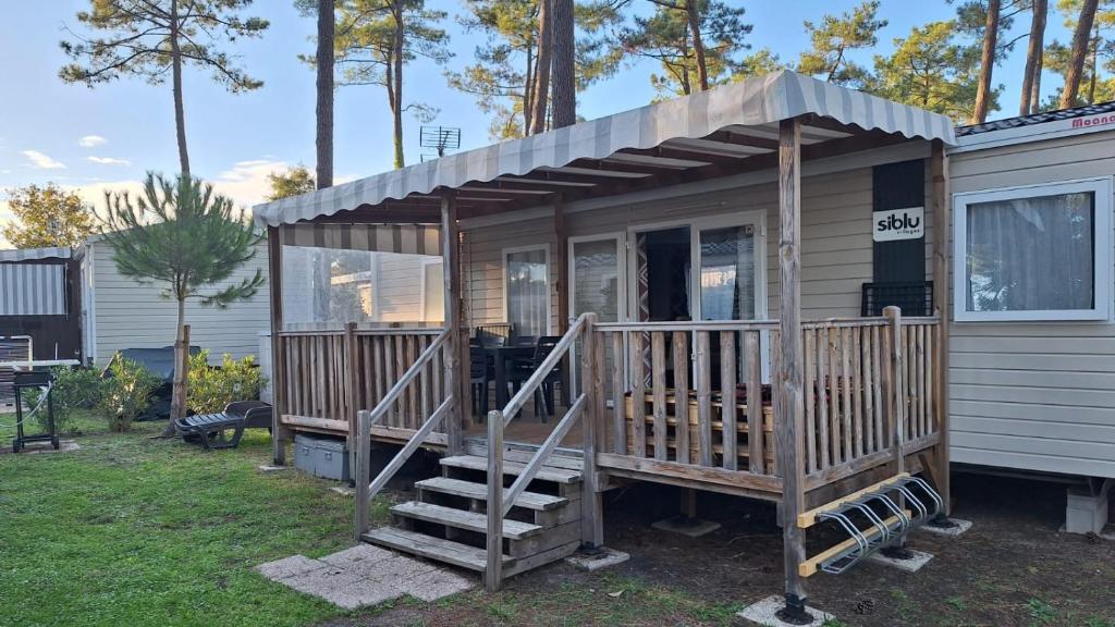 a screened in porch on a tiny house at MH539 La Cabane des vagues in Saint-Julien-en-Born