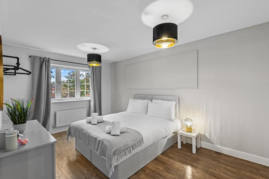 Voodi või voodid majutusasutuse Spacious 5 Bed House in Reading by Amber Stays, Perfect for Business & Contractors, Sleeps 12! toas