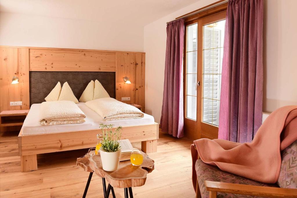 Postel nebo postele na pokoji v ubytování Hotel Tirolerhof