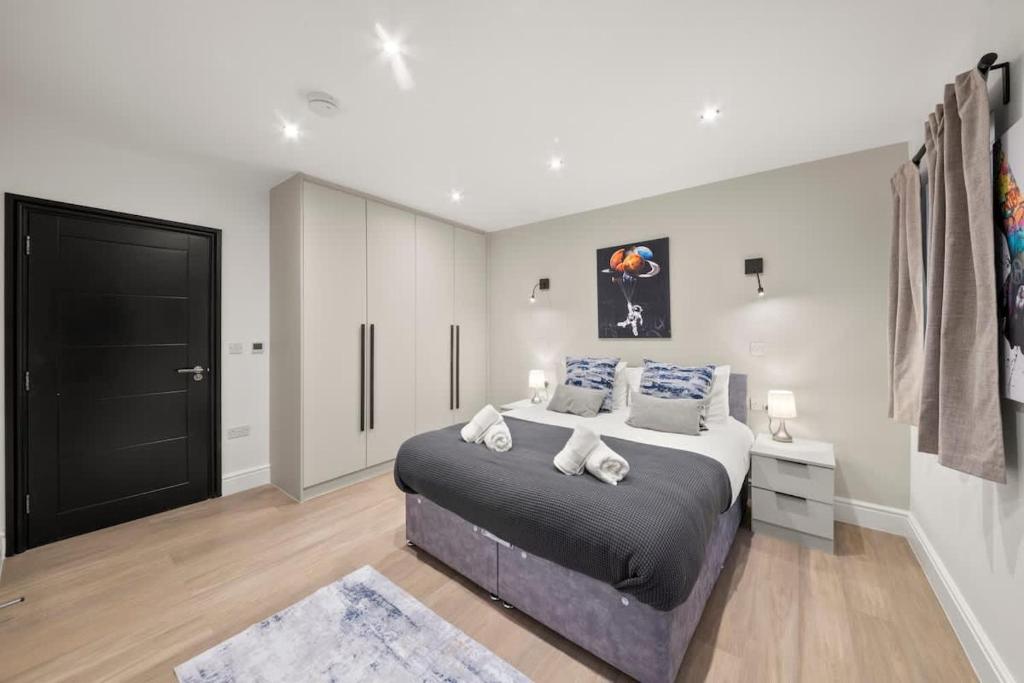a bedroom with a large bed and a black door at Modern 4 Bed 4 Bath Home in Reading Perfect for Business and Contractors with Free Parking! in Reading