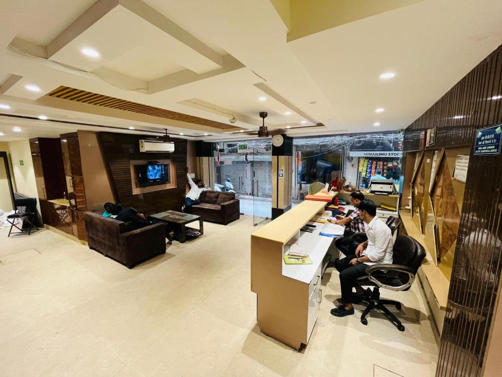 Un groupe de personnes assises à un comptoir dans un bureau dans l'établissement Family Silver Street - 5 Minute Walking Distance New Delhi Railway station, à New Delhi