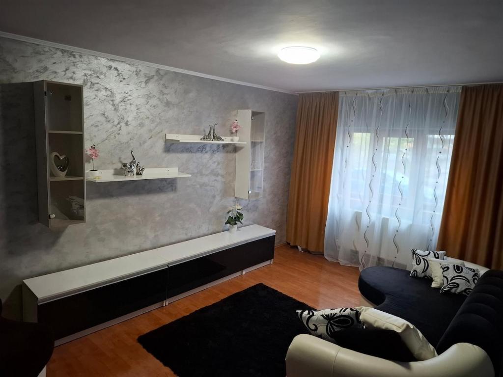 un soggiorno con un divano e una finestra di CasaLuxi a Alexandria