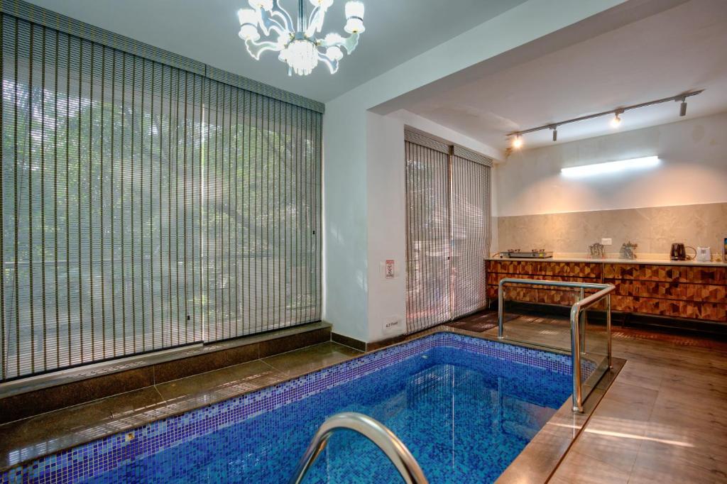 Bazén v ubytování 3BHK Luxury Villa with Private Pool Near Candolim nebo v jeho okolí