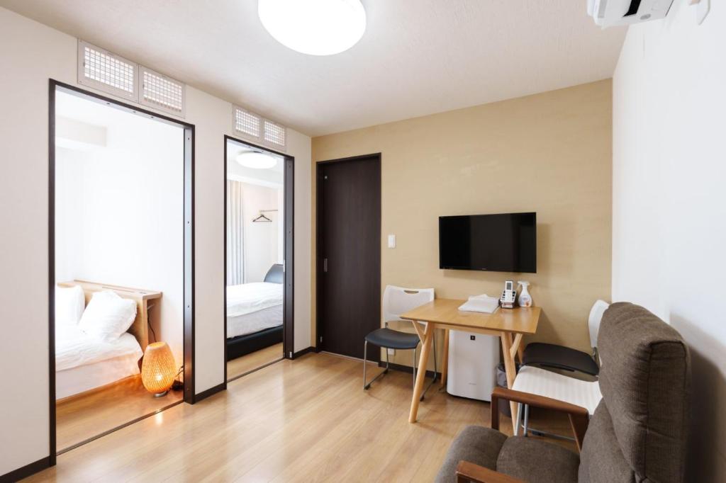 青葉邸-NIPPONBASHI Room 607-3 Min Walk to Kuromon Market 2BR South-Facing Family Residence