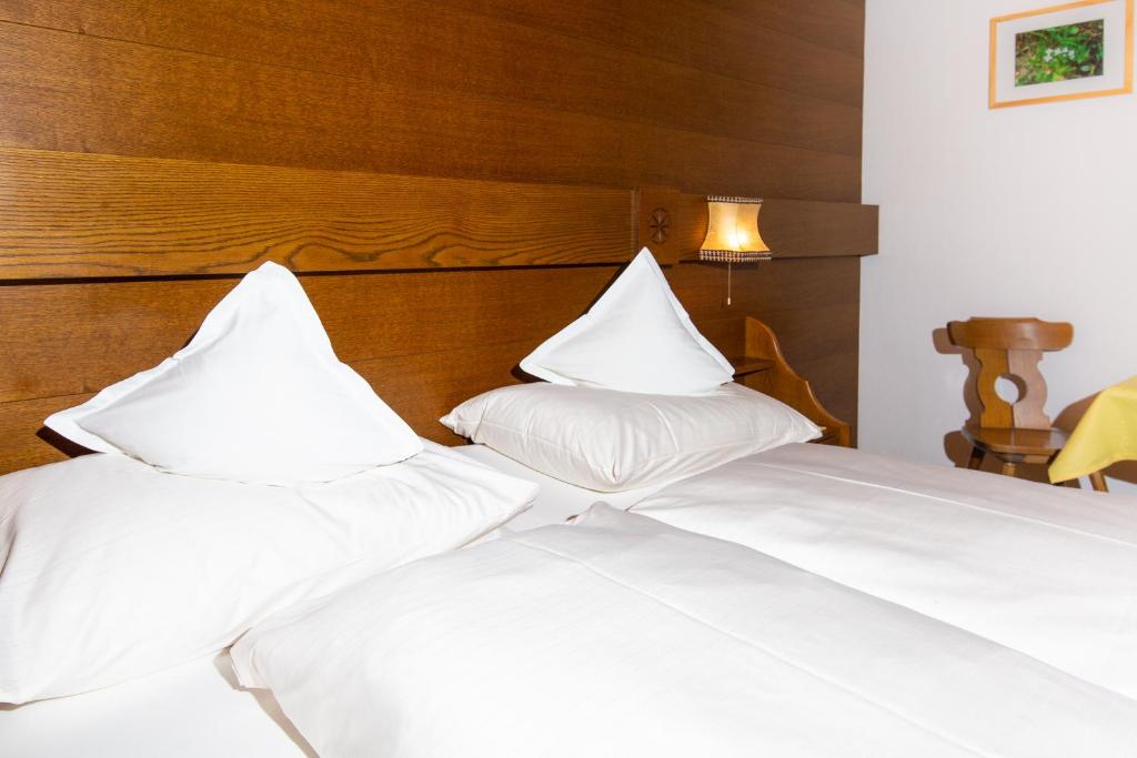 Postel nebo postele na pokoji v ubytování Sonnenhotel Soldanella Sonneck