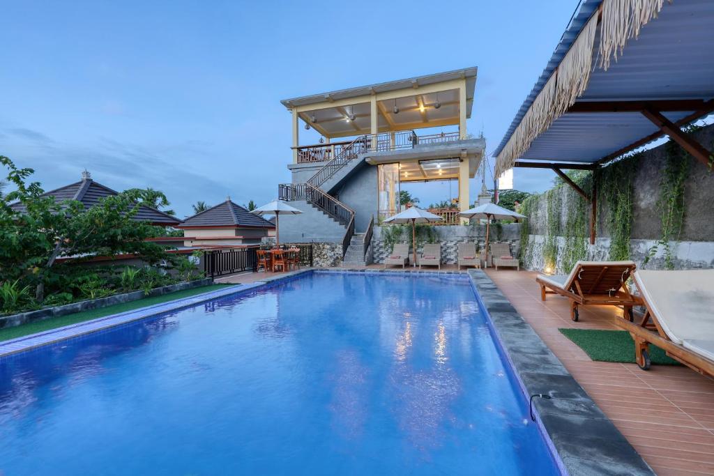 een huis met een zwembad met een huis bij Kelingking Garden Villa in Nusa Penida