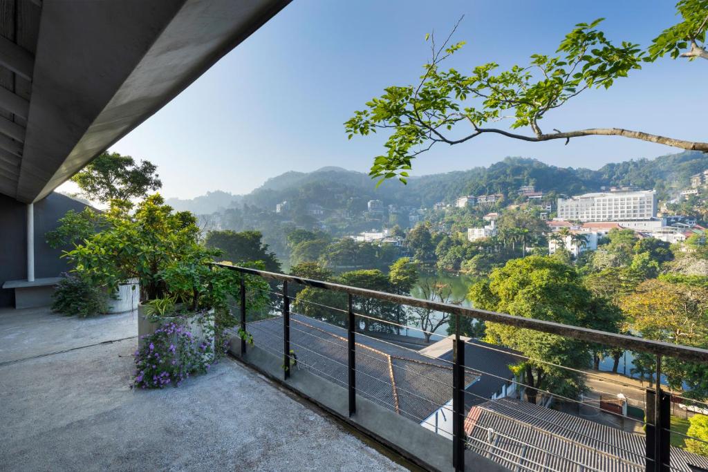 una vista desde el balcón de una casa en Lake Avenue Hotel Kandy, en Kandy