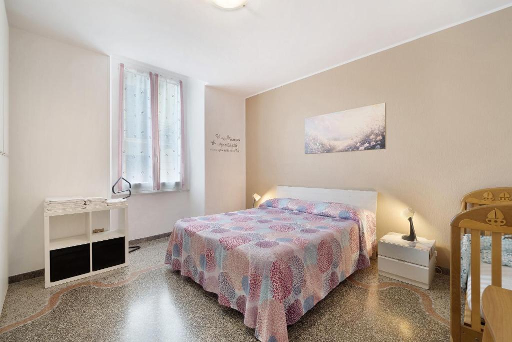 Ένα ή περισσότερα κρεβάτια σε δωμάτιο στο Caruggio al mare