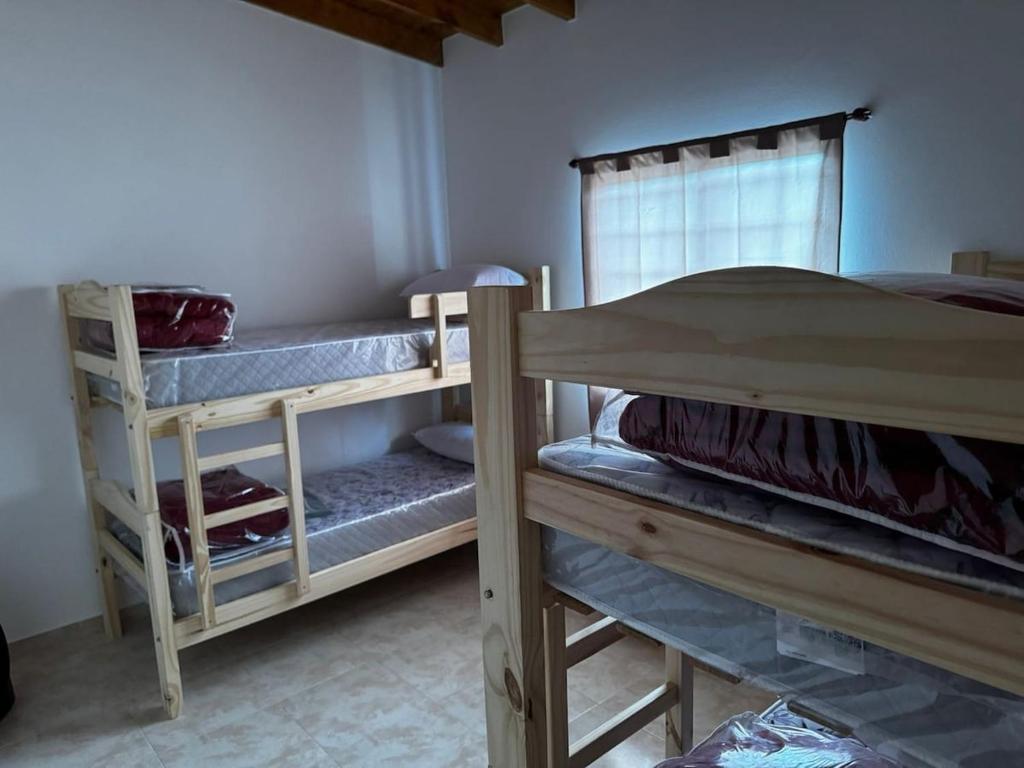 圣克莱门特雷图尤Casa Benicio - San Clemente del Tuyú的一间有两张双层床的房间