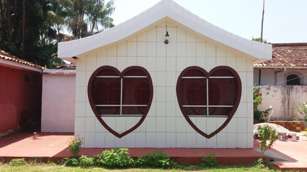 a house with two hearts painted on the side of it at Pousada dos Corações in Salvaterra