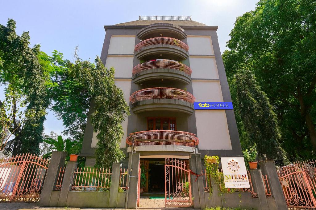 ナビムンバイにあるFabHotel Sheen Residencesの高い建物