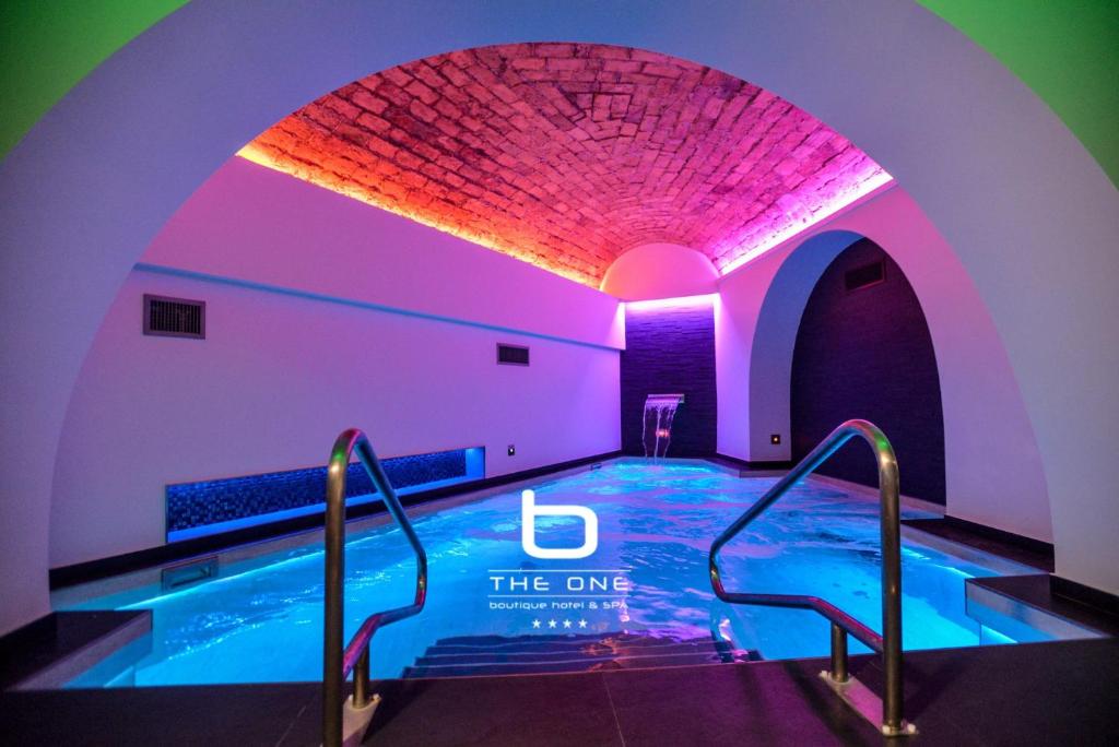 Bazén v ubytování THE ONE Boutique Hotel & SPA Rome nebo v jeho okolí