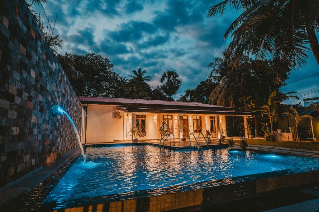 Bazén v ubytování Raamvilla nebo v jeho okolí