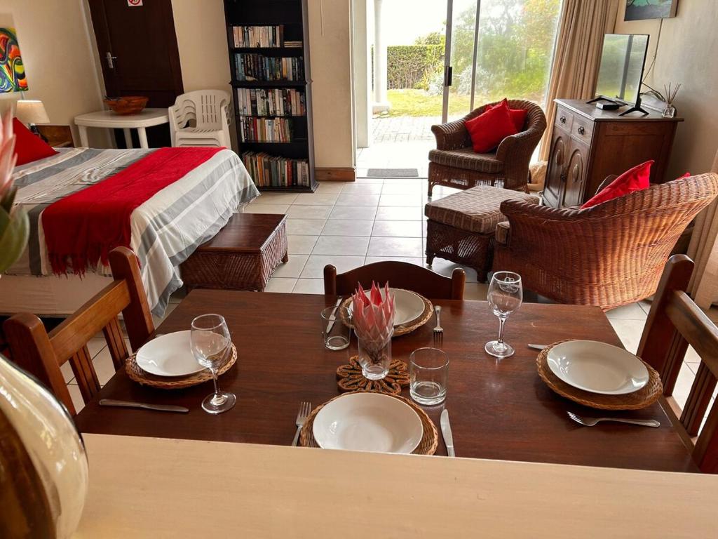 Posezení v ubytování Your Seaside Escape across from the Beach