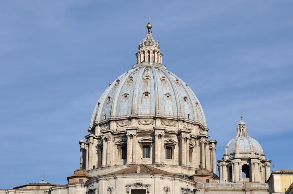 ローマにあるIl bacio Holidayhouseの青空を背景にした建物のドーム