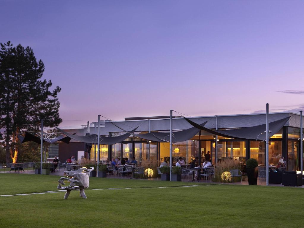 Κήπος έξω από το Novotel Lausanne Bussigny