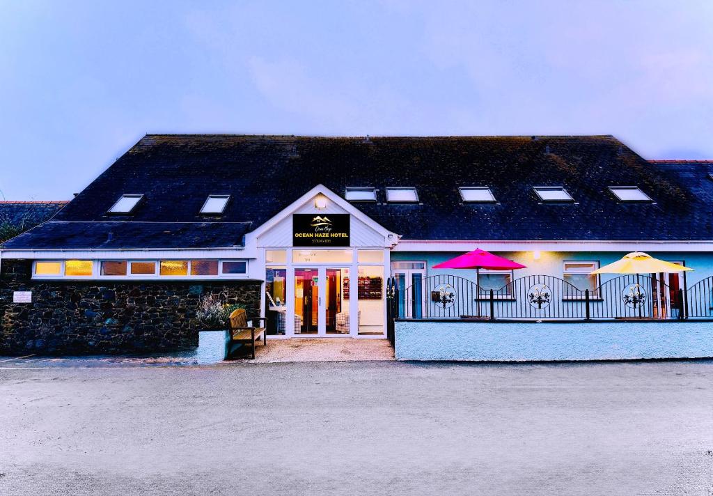 セント・デイビッズにあるOcean Haze Hotelの傘前の建物