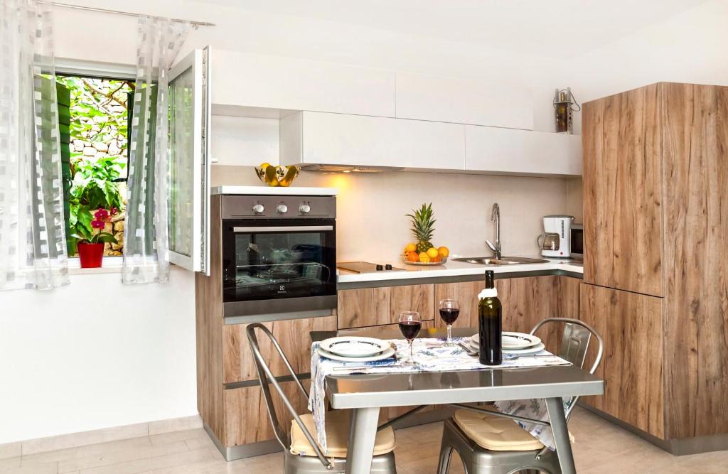Kuchyň nebo kuchyňský kout v ubytování Holiday home Ika