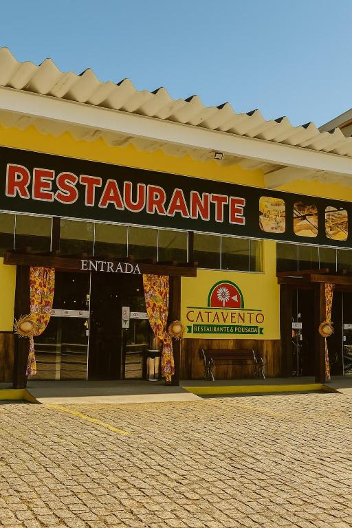 a restaurant sign on the front of a building at Pousada Catavento in Piraí