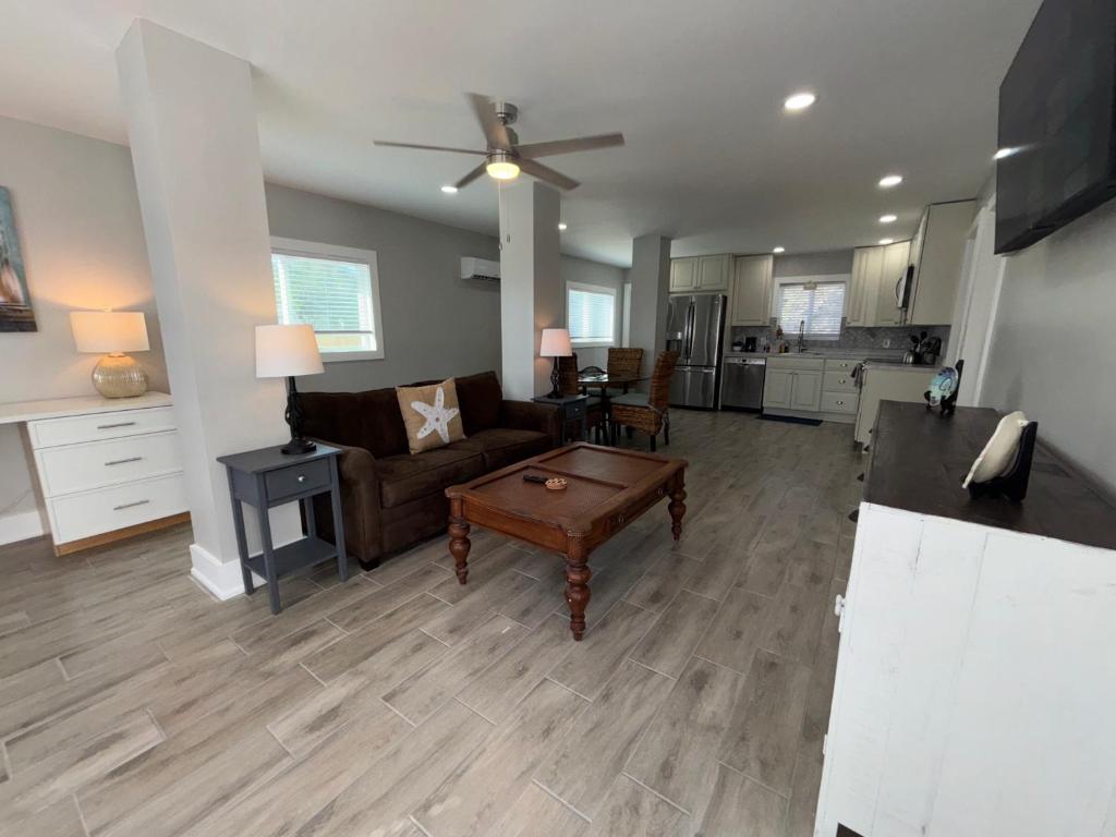 Η κουζίνα ή μικρή κουζίνα στο Flounder - Newly Updated 1st Floor Kit W&D 3 Miles to Beach