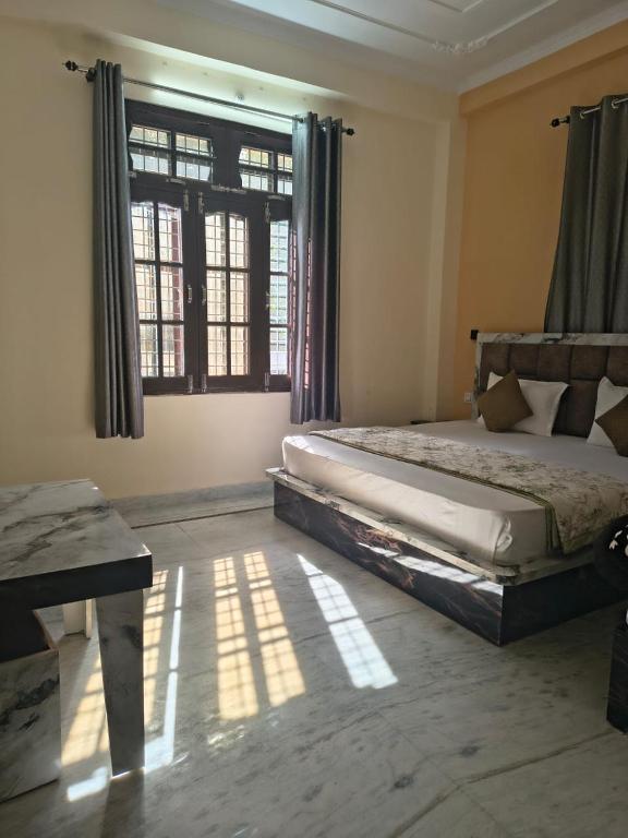 Giường trong phòng chung tại Bhagirathi Residency