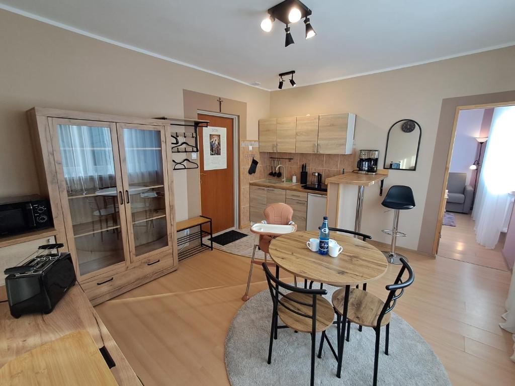 a living room with a table and chairs and a kitchen at Zamek u Moniki Ryn in Ryn