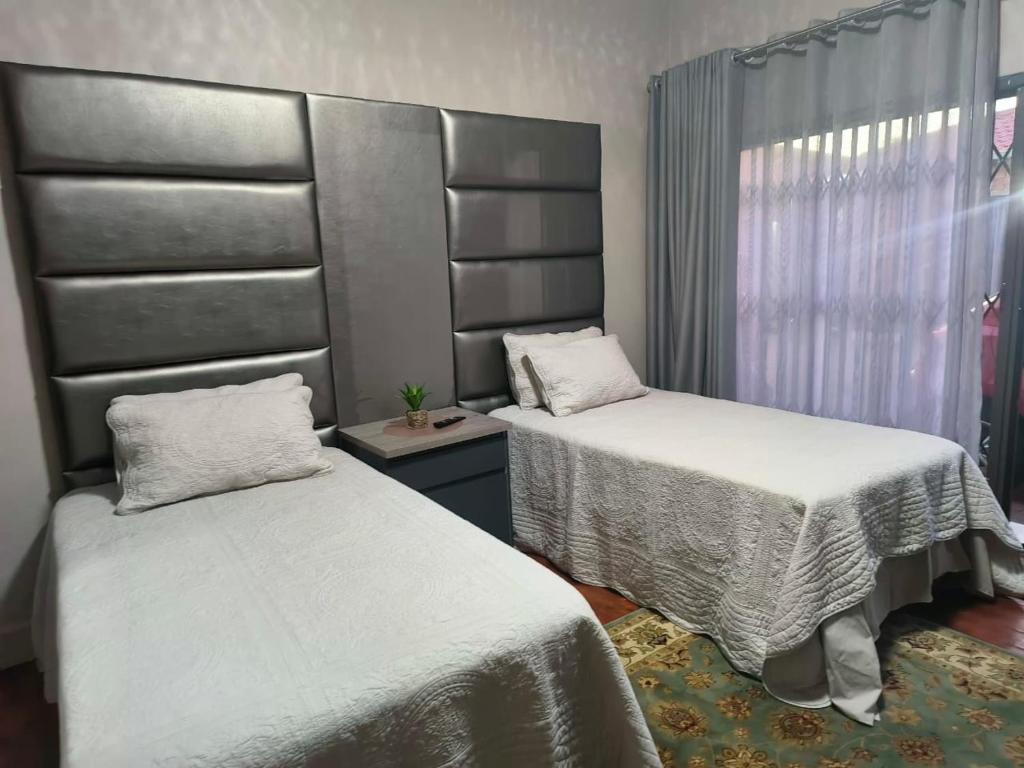 Postel nebo postele na pokoji v ubytování Lukhanya Guesthouse