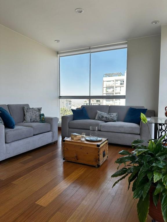 ein Wohnzimmer mit zwei Sofas und einem Couchtisch in der Unterkunft Cozy apartment in Cayma in Cayma