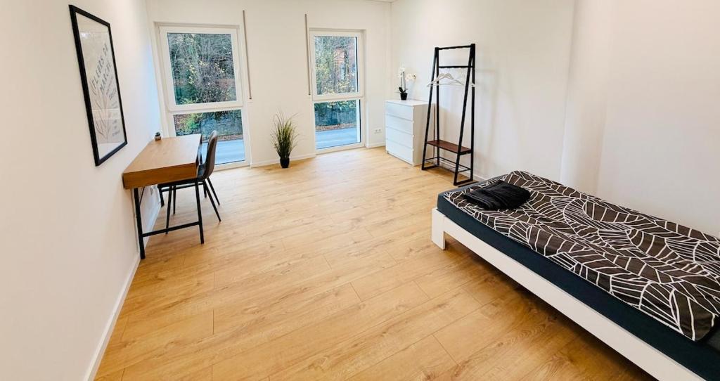 ein Schlafzimmer mit einem Bett und einem Schreibtisch in einem Zimmer in der Unterkunft Apartment für 4 Personen im Herzen von Satteldorf in Satteldorf