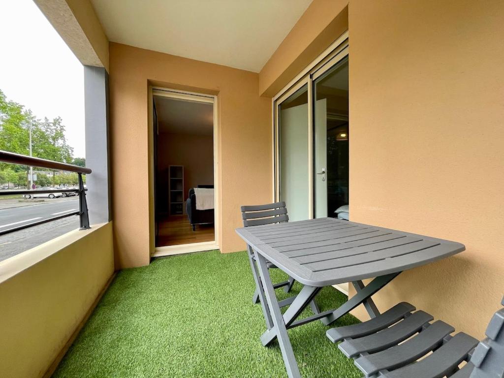 Μπαλκόνι ή βεράντα στο Appartement vue sur la Mayenne