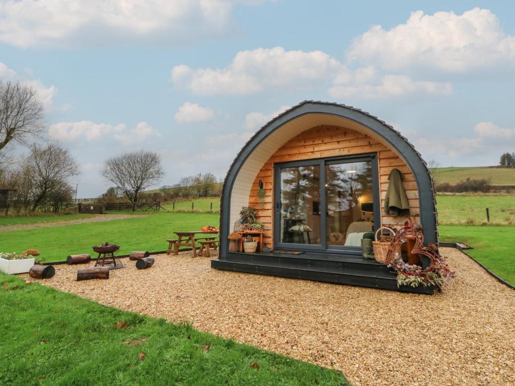 a small cabin in the middle of a field at Willow in Llanidloes