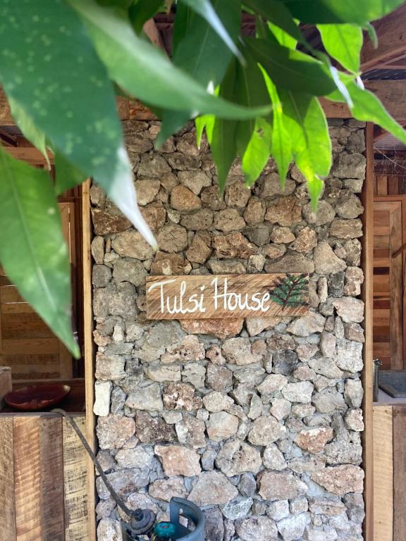 Ein Schild mit der Aufschrift „Nur Haus“ an einer Steinmauer in der Unterkunft Serene and peaceful farmstay near Xaibe in Corozal