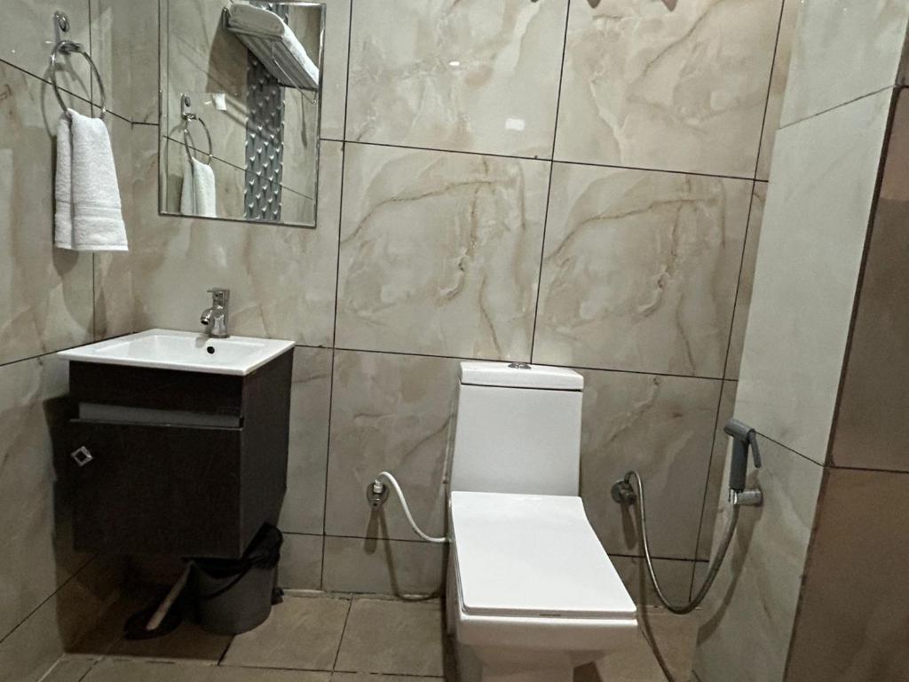 Ένα μπάνιο στο Hotel Raaso Inn By The Rameshwary