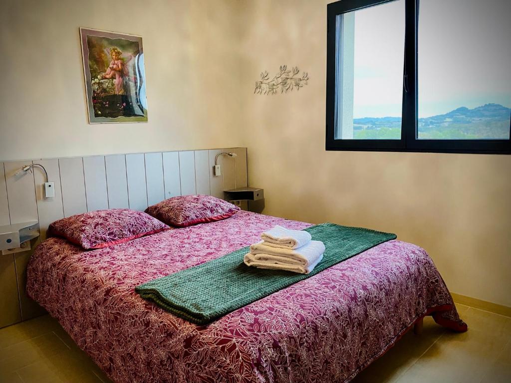 Postel nebo postele na pokoji v ubytování L’écrin des bois