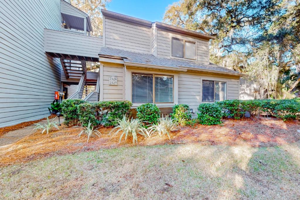 ein weißes Haus mit Büschen davor in der Unterkunft Racquet Club Villas 2327 in Hilton Head Island