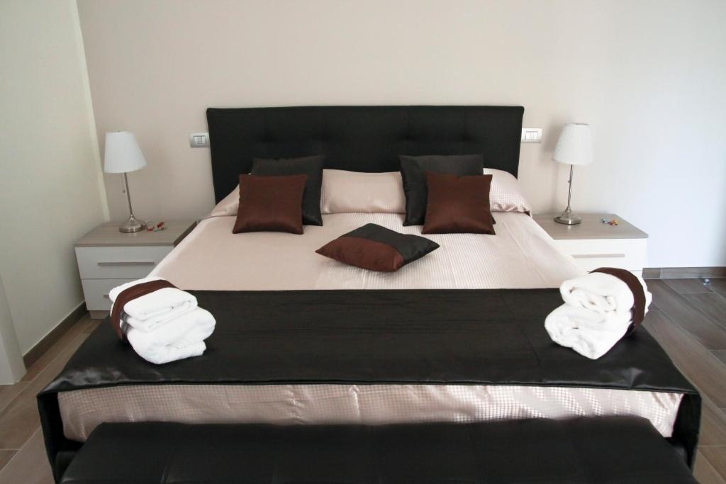 ein Schlafzimmer mit einem großen Bett mit Handtüchern darauf in der Unterkunft B&B Il Ritratto in Salerno