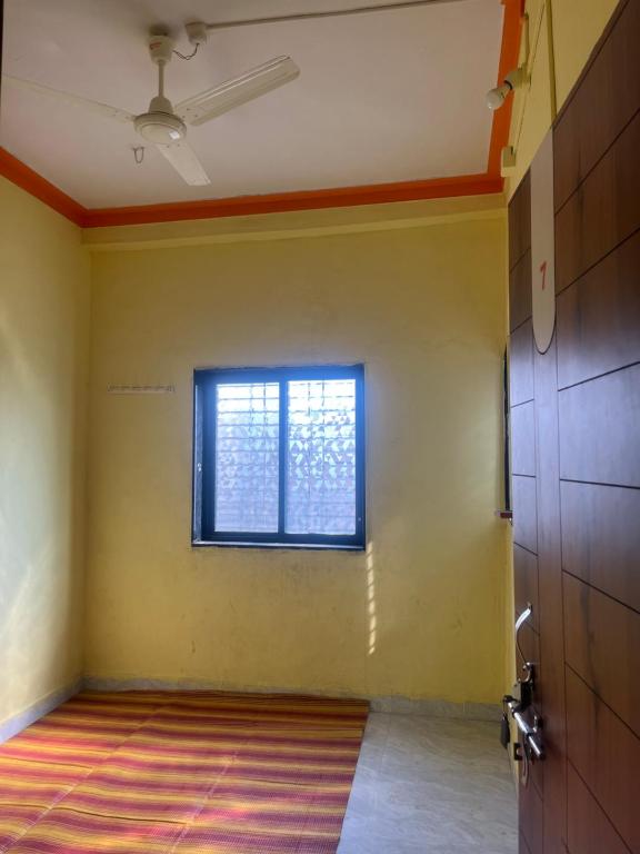 Un pat sau paturi într-o cameră la Aaisaheb bhakta nivas