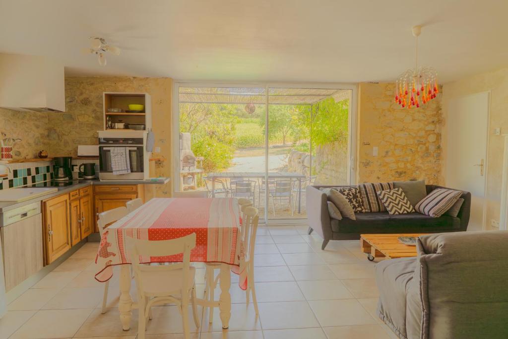 Η κουζίνα ή μικρή κουζίνα στο La Souche Fleurie, Cottage Marcel