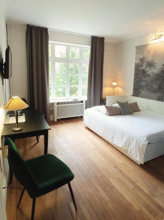 une chambre avec un lit, une chaise et une fenêtre dans l'établissement Suite studio Darcy, à Dijon