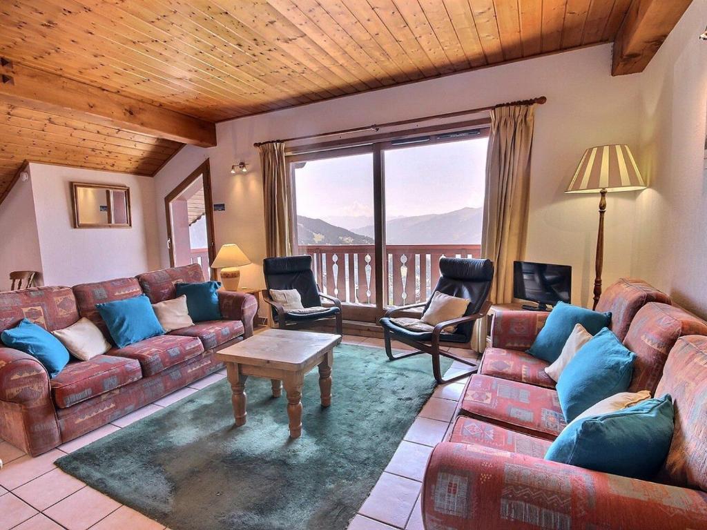ein Wohnzimmer mit Sofa und Tisch in der Unterkunft Spacieux appartement 4 pièces, 8 pers., proche pistes à Vallandry - FR-1-411-849 in Landry