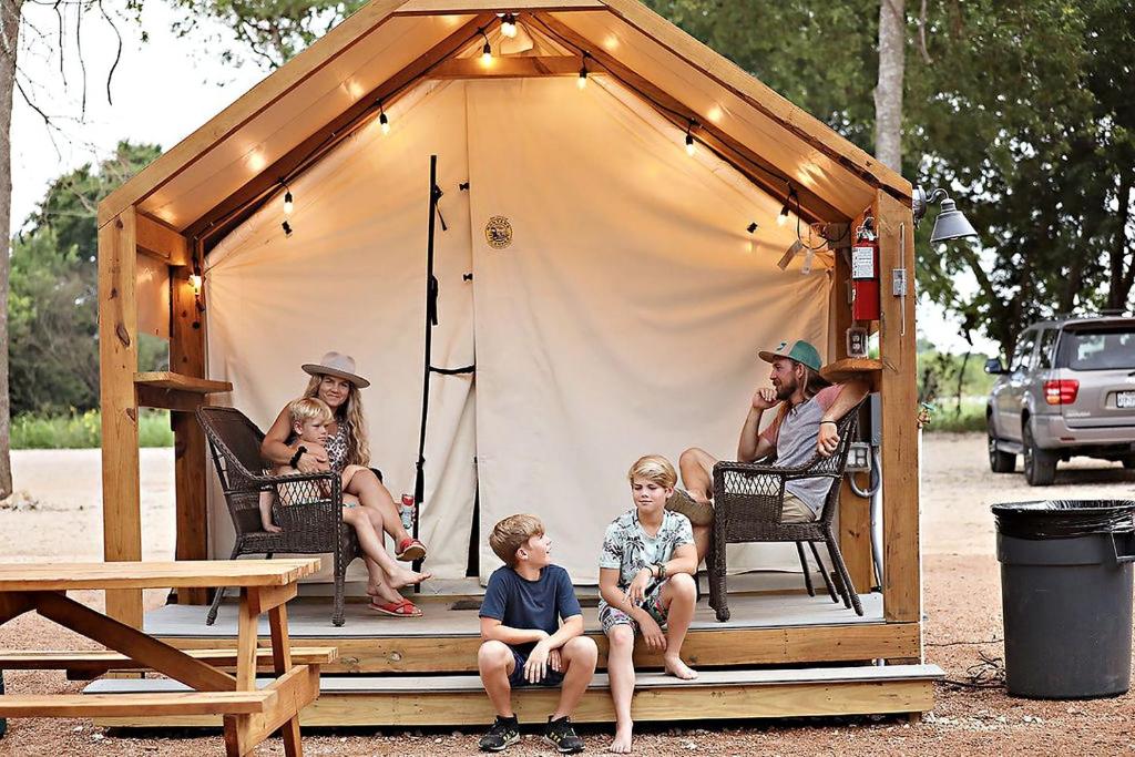 Huéspedes de Fun Glamping Vacation in Marion, Texas: Comfortable Safari Tent on the Beautiful Cibolo Creek