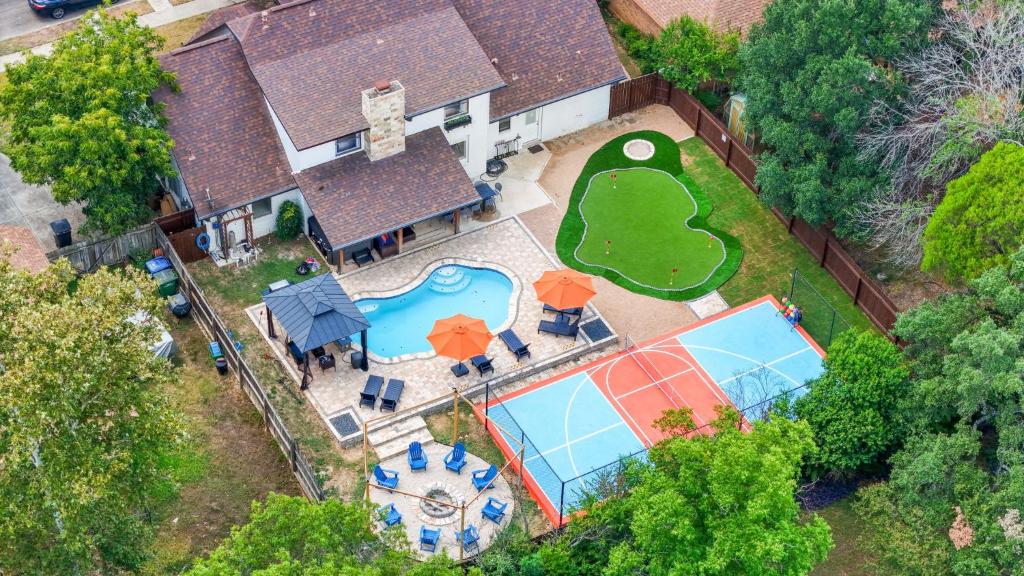 een uitzicht op een huis met een zwembad bij Pool Games Pickleball & Putt Putt Fun in San Antonio
