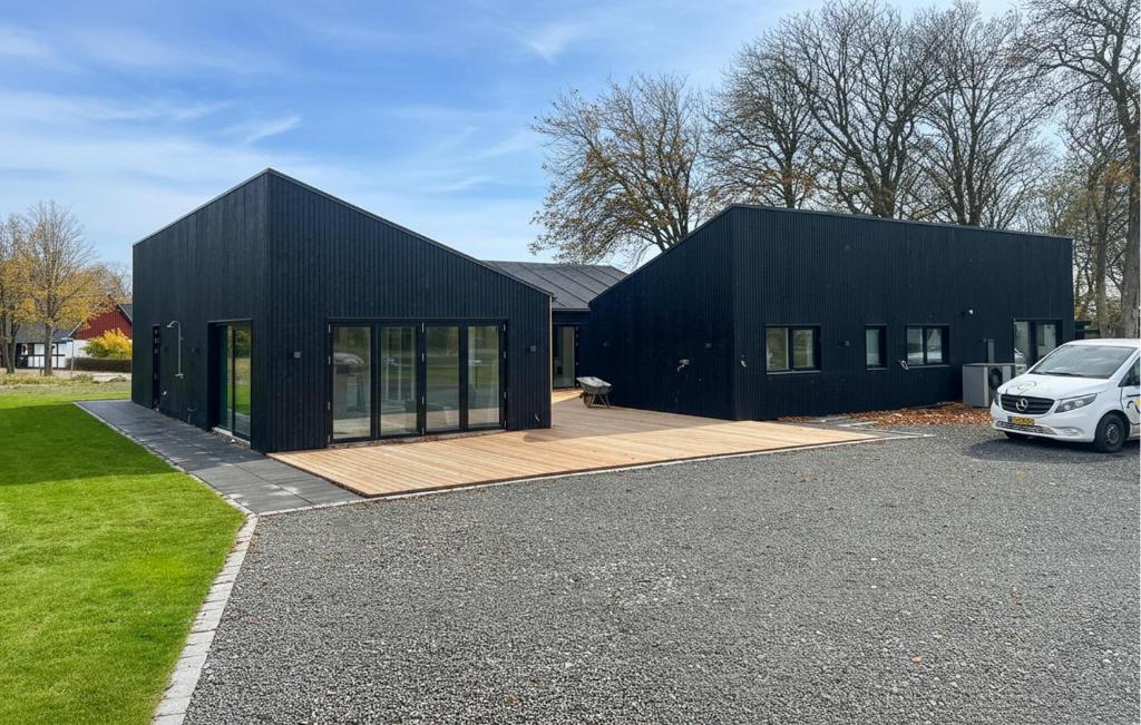 Το κτήριο όπου στεγάζεται  η παραθεριστική κατοικία