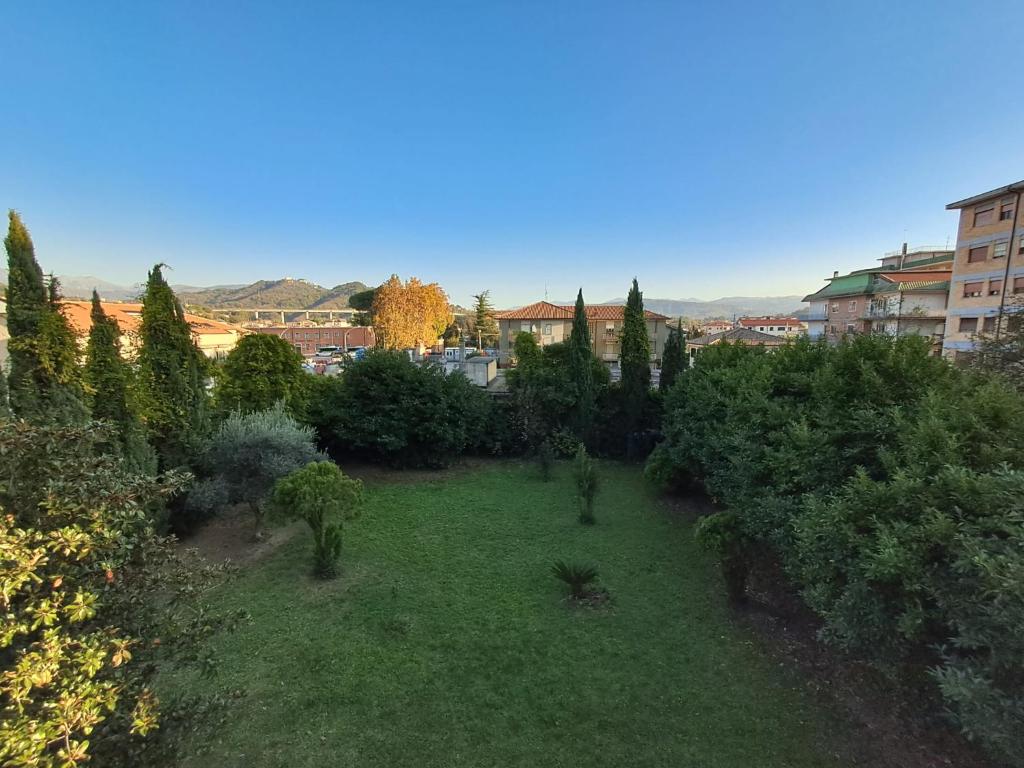 una vista aérea de un jardín con árboles y arbustos en Appartamento LP, en Sora