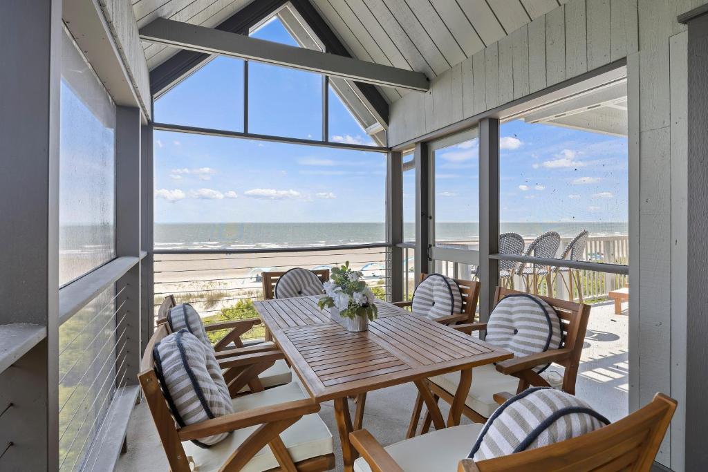 a dining room with a table and chairs and the beach at MW4205: 4205 Mariners Watch in Kiawah Island