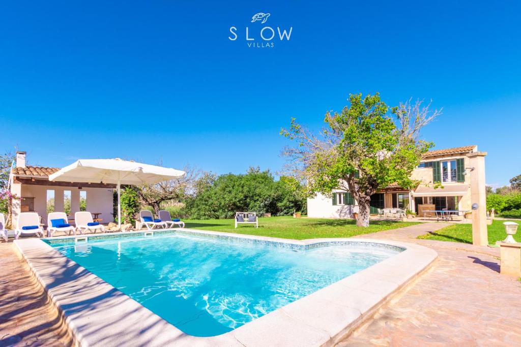 ein Swimmingpool im Hinterhof eines Hauses in der Unterkunft Villa Sa Pau by Slow Villas in Ca's Concos des Cavaller