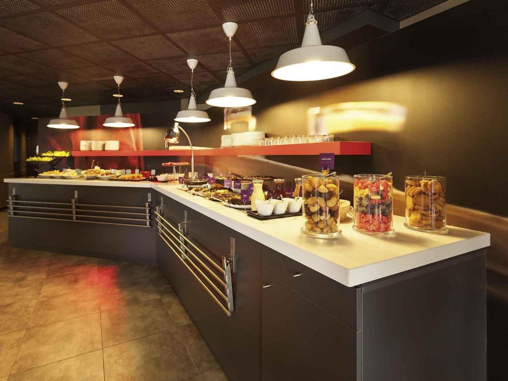CourcouronnesIbis Évry-Courcouronnes的餐厅厨房，柜台上摆着食物
