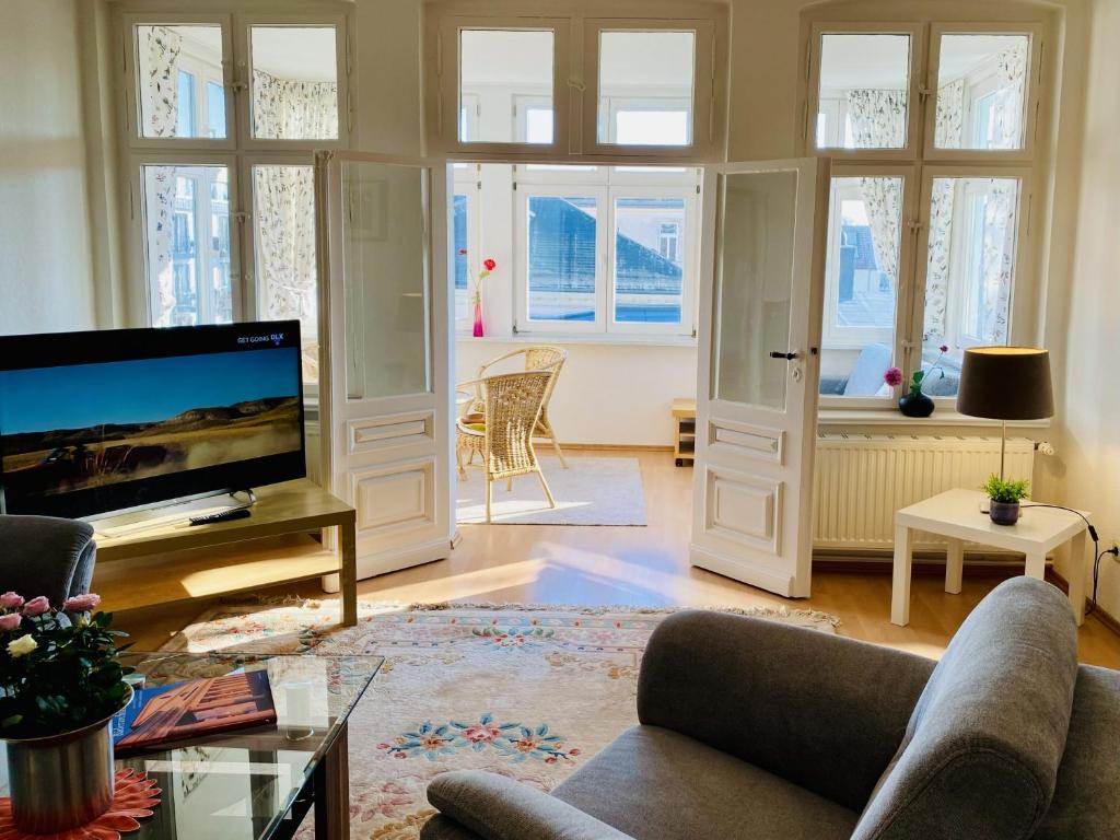 Una televisión o centro de entretenimiento en Villa Fortuna Haupthaus II OG rechts