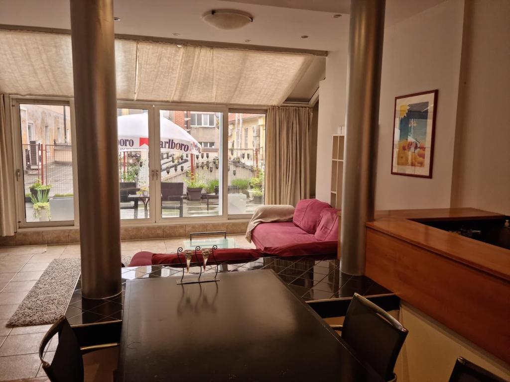 Big terrace 2 BR with AC 2 steps from main square